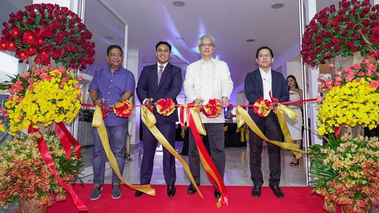 2019 auto asia ribbon cutting