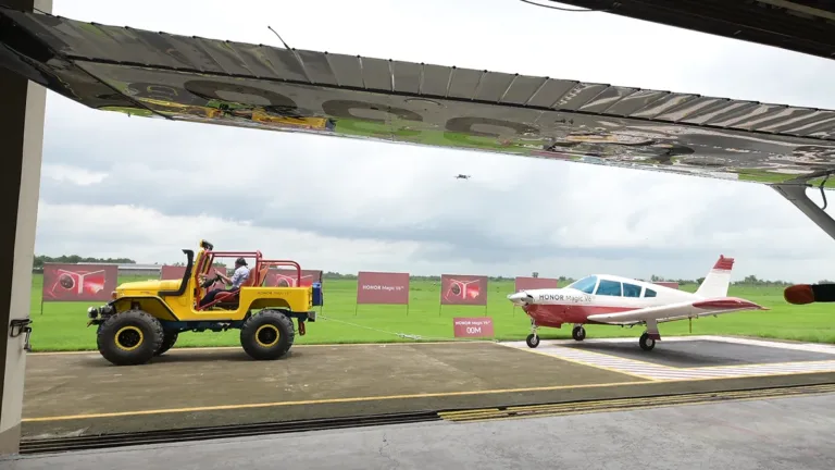 HONOR Magic V6 Puts Foldable Durability to the Test with Aircraft-Pull Challenge